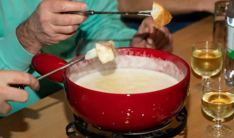 Comment mange-t-on la fondue savoyarde ?