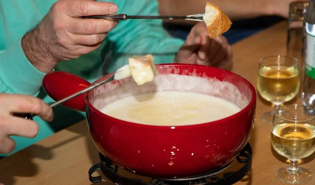 Fondue poêlon pique pain