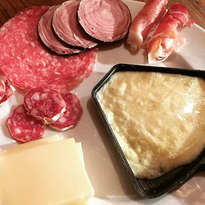 Raclette fondante charcuterie